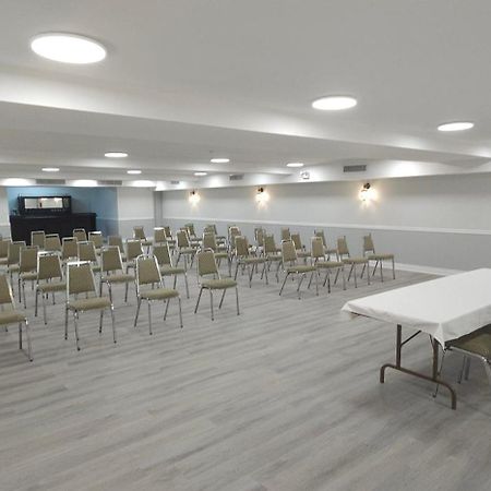 Super 8 By Wyndham Kirkland Lake Экстерьер фото