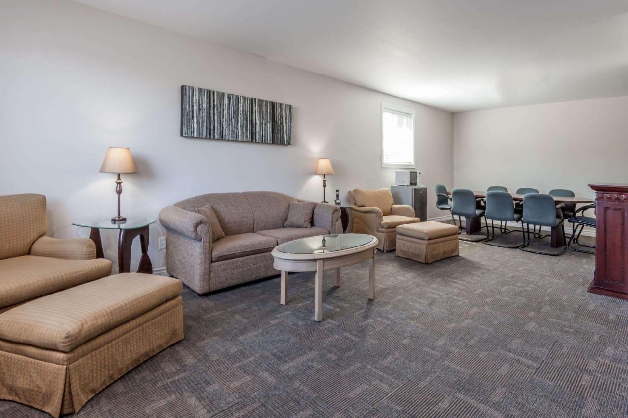 Super 8 By Wyndham Kirkland Lake Экстерьер фото