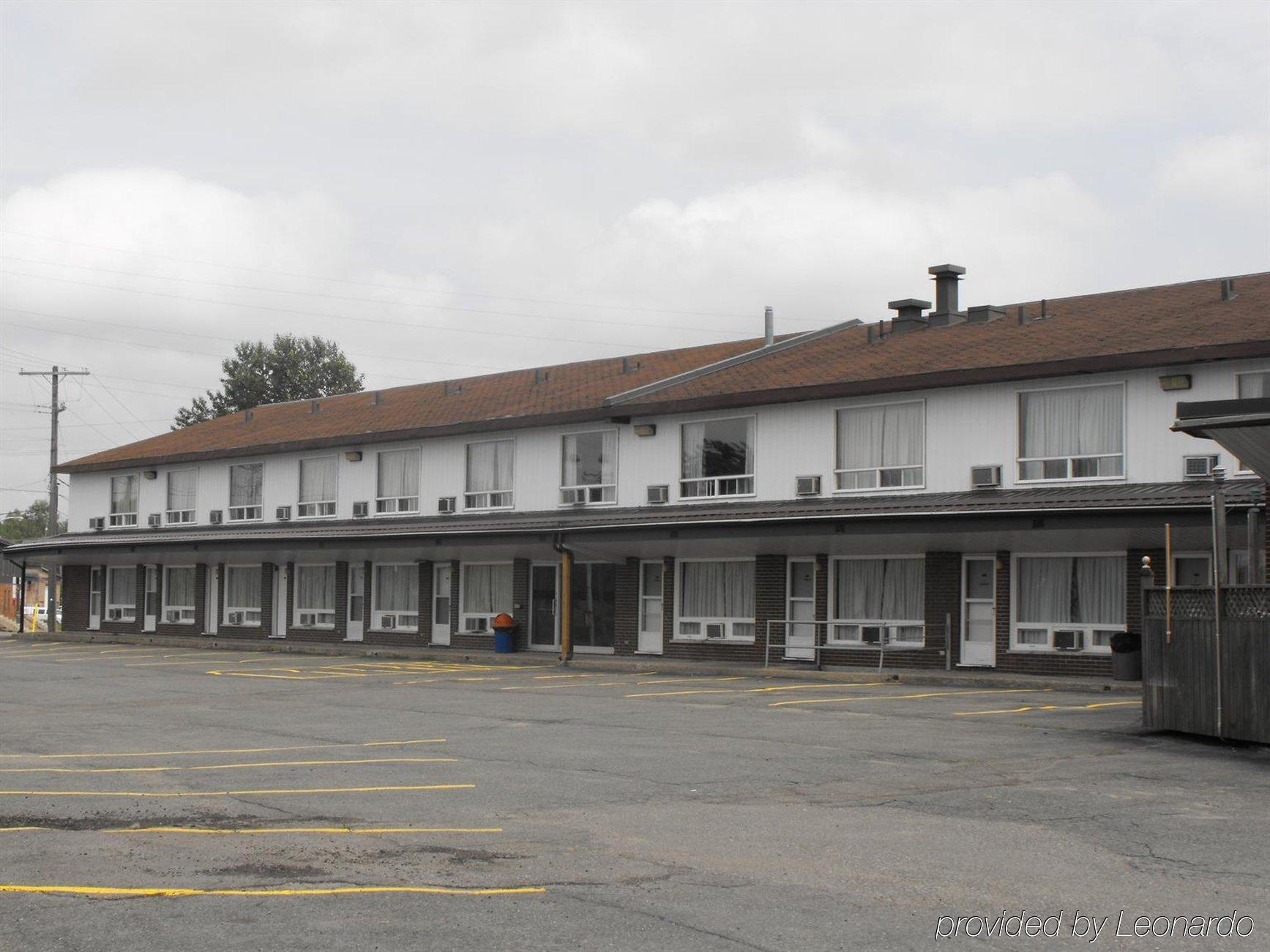 Super 8 By Wyndham Kirkland Lake Экстерьер фото